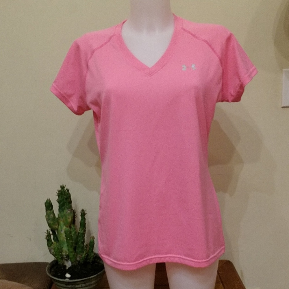 Under Armour heatgear women's Pink tee. Size Medium